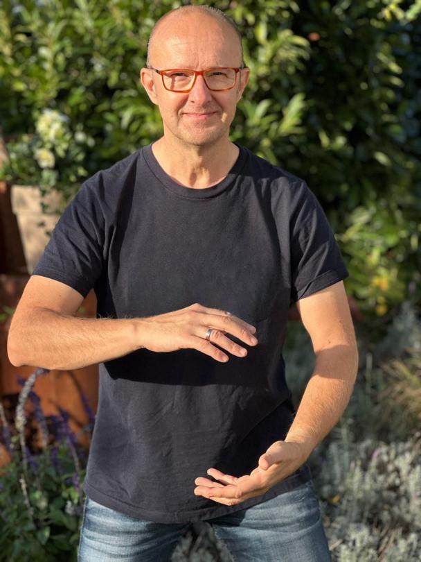 Thorsten Hohnschop in einer Qigong-Haltung